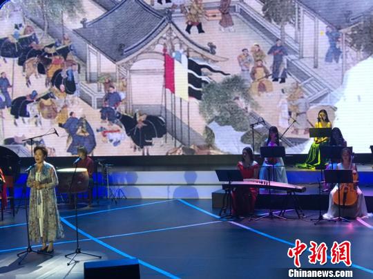 20181225 首届女性诗歌周颁发“诗歌奖” 舒婷现身领奖 1.jpg