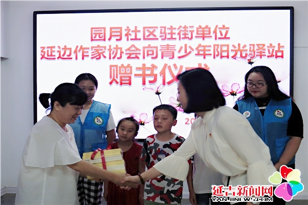 5d439873053f7.jpg 20190801 驻街单位进社区 爱心捐书送温暖2.jpg