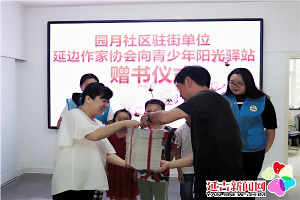5d43997aaa90f.jpg 20190801 驻街单位进社区 爱心捐书送温暖3.jpg