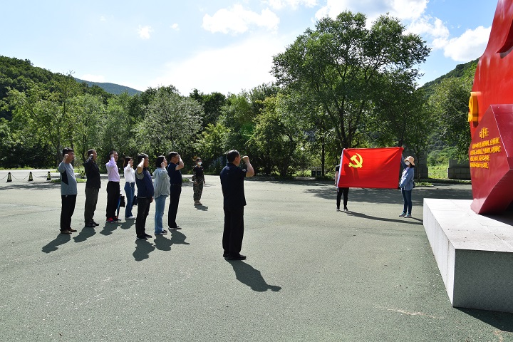 在基地广场开展重温入党誓词活动.JPG
