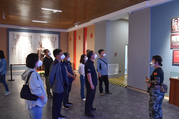 参观基地“烽火”主题展览.JPG
